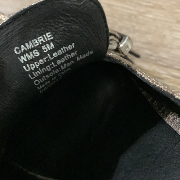 Kenneth Cole-Cambrie Metallic Loafer Heel EUC - Picture 3 of 7